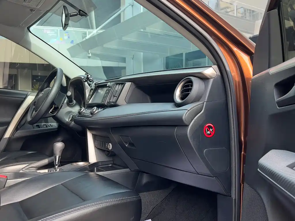 Toyota RAV4 2015 — фото 14
