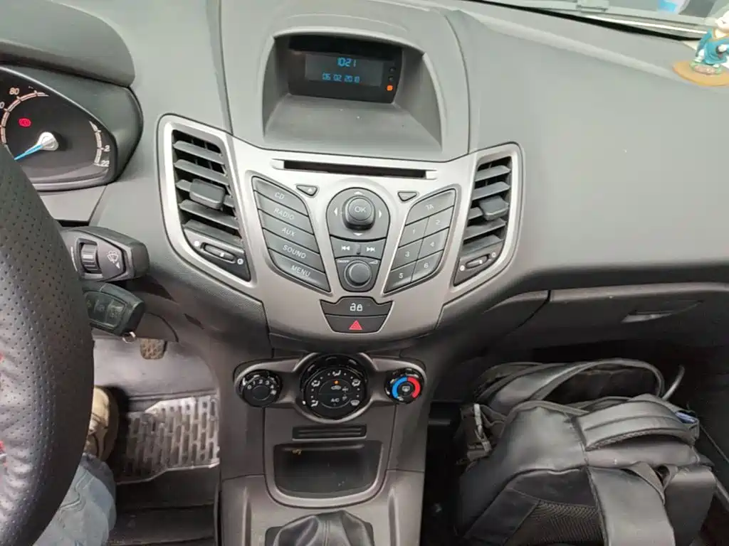 Ford Fiesta 2015 — фото 13