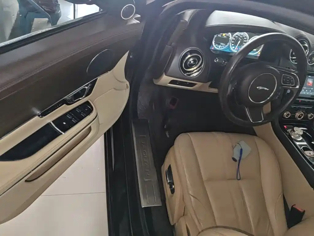 Jaguar XJ 2015 — фото 16