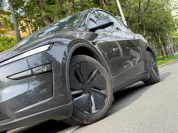 Tesla Model Y 2025
