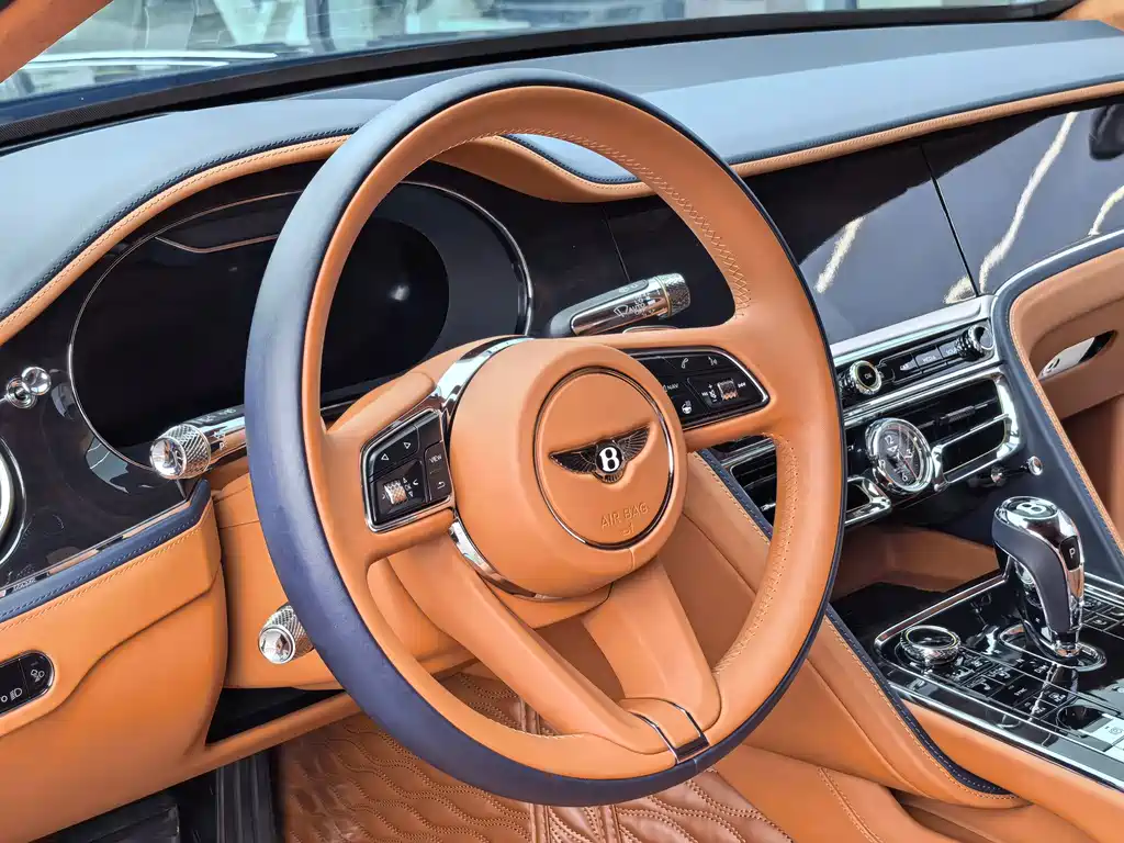 Bentley Flying Spur Plug-In Hybrid 2022 — фото 16
