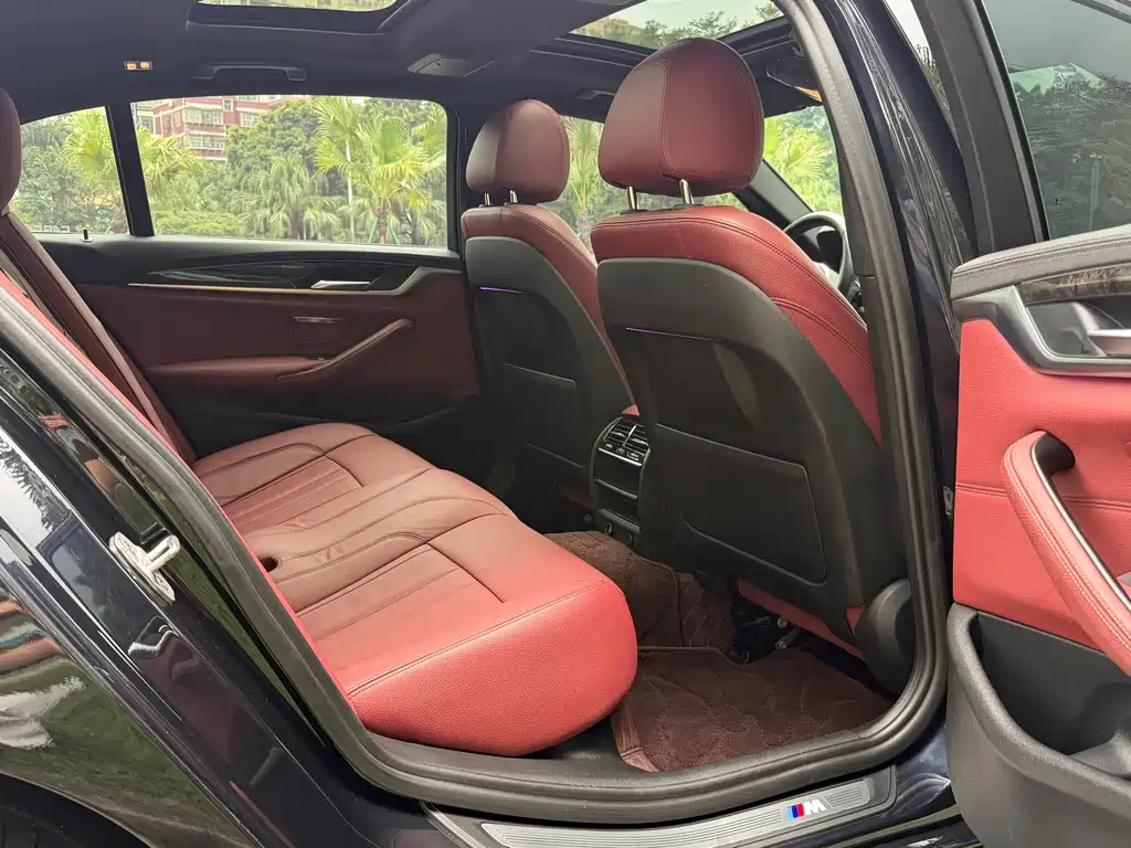 BMW 5 Series 2018 — фото 11
