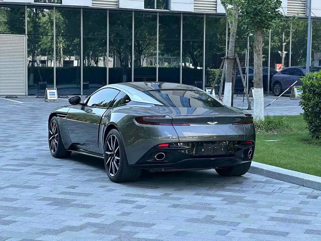 Aston Martin DB11 2018 — фото 8