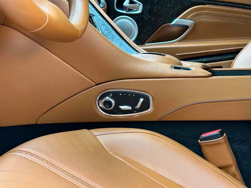 Aston Martin DB11 2018 — фото 23