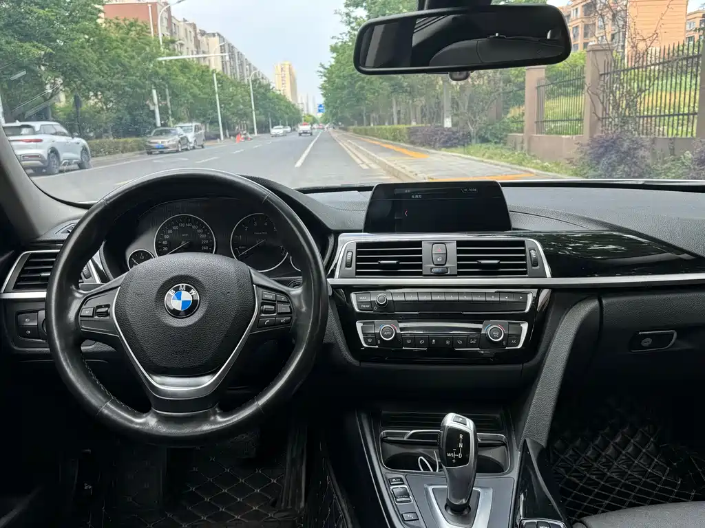 BMW 3 Series 2018 — фото 9
