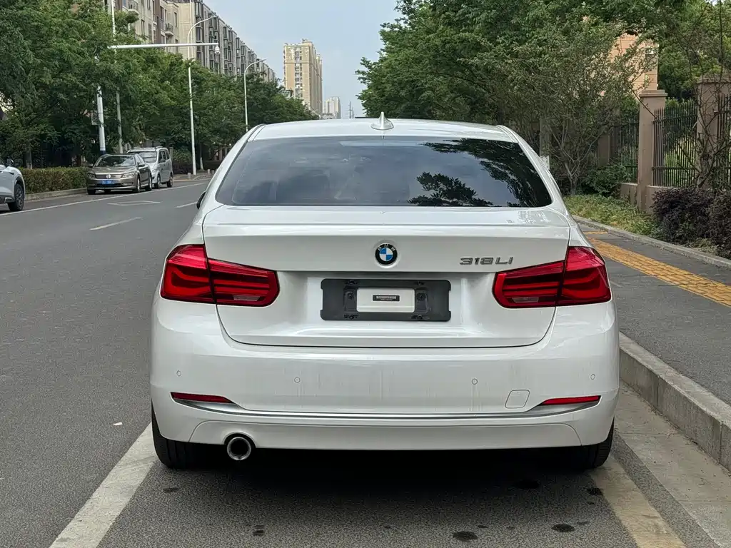 BMW 3 Series 2018 — фото 11