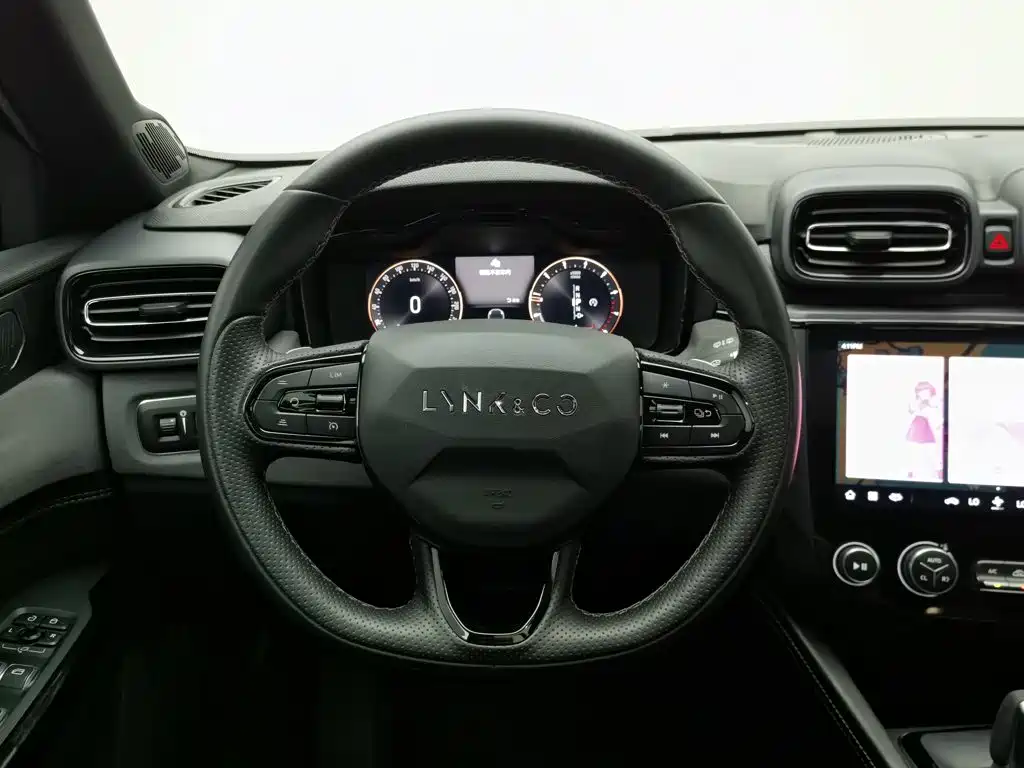 Lynk & Co 02 Hatchback 2023 — фото 11
