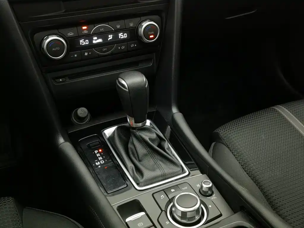 Mazda 3 Axela 2017 — фото 13