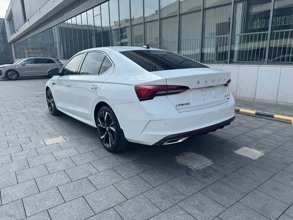 Skoda Octavia 2023 — фото 9