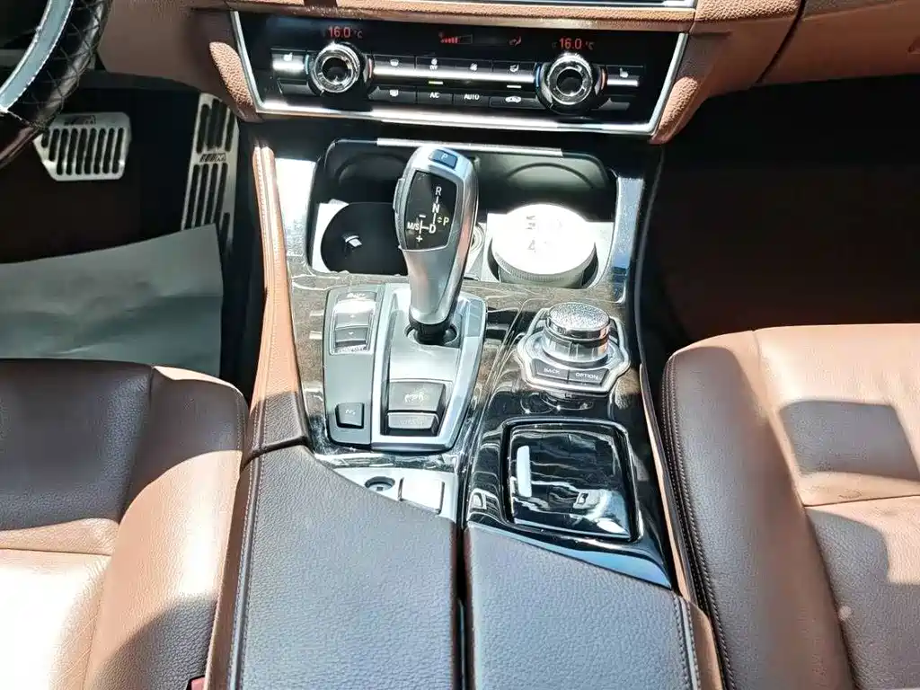 BMW 5 Series 2015 — фото 20