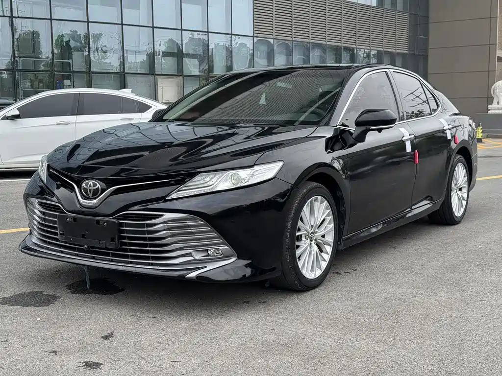 Toyota Camry 2019 — фото 1