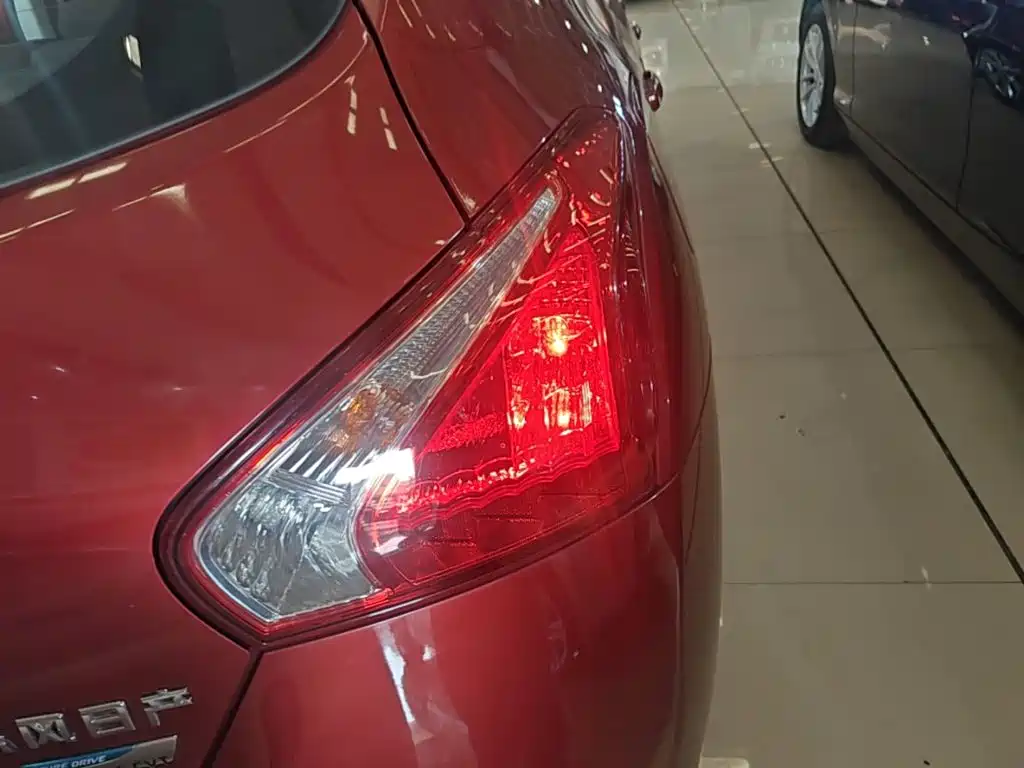 Nissan Tiida 2015 — фото 8