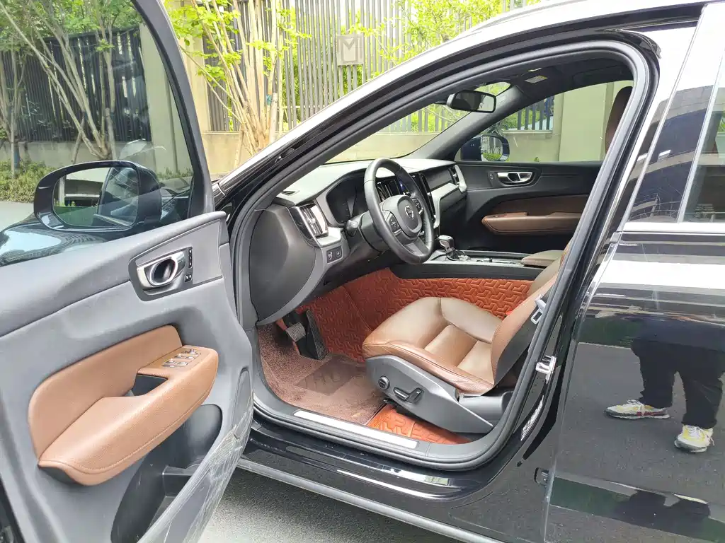 Volvo XC60 2020 — фото 11