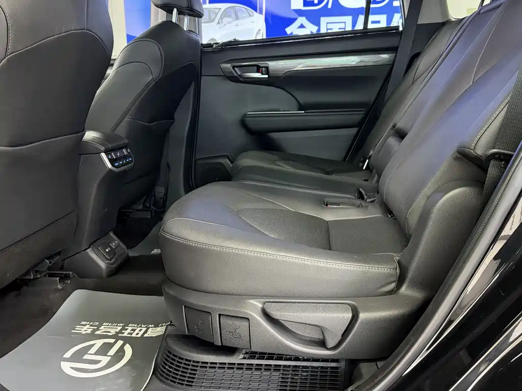Toyota Highlander 2023 — фото 16