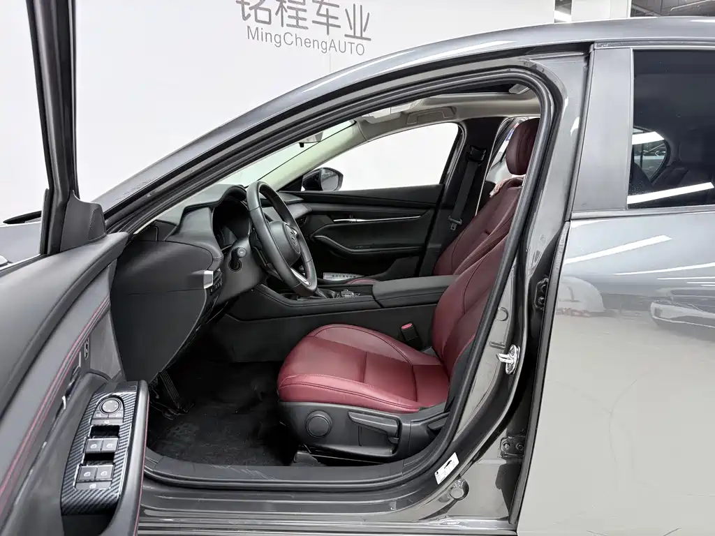 Mazda 3 Axela 2023 — фото 10