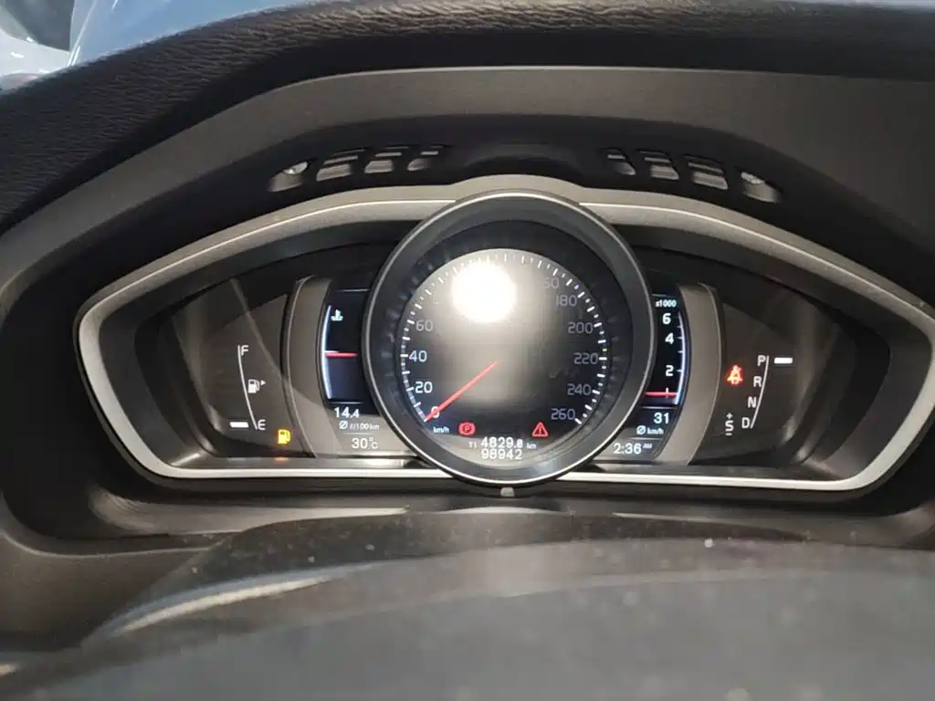 Volvo V40 2016 — фото 12