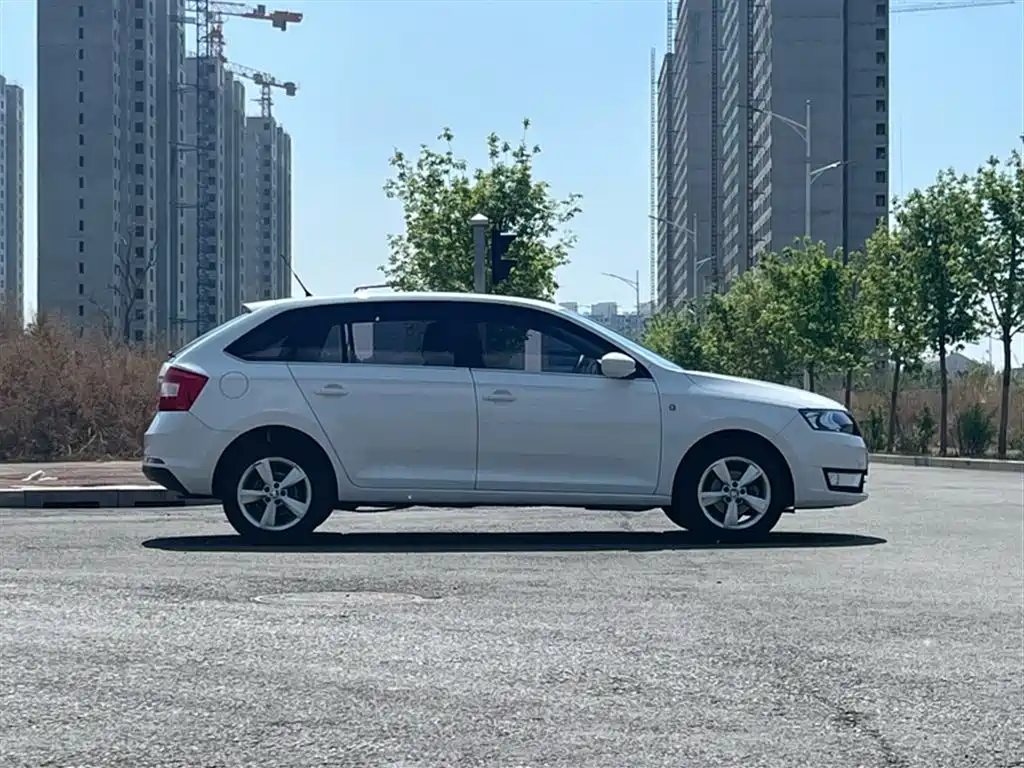 Skoda Rapid Spaceback 2017 — фото 13