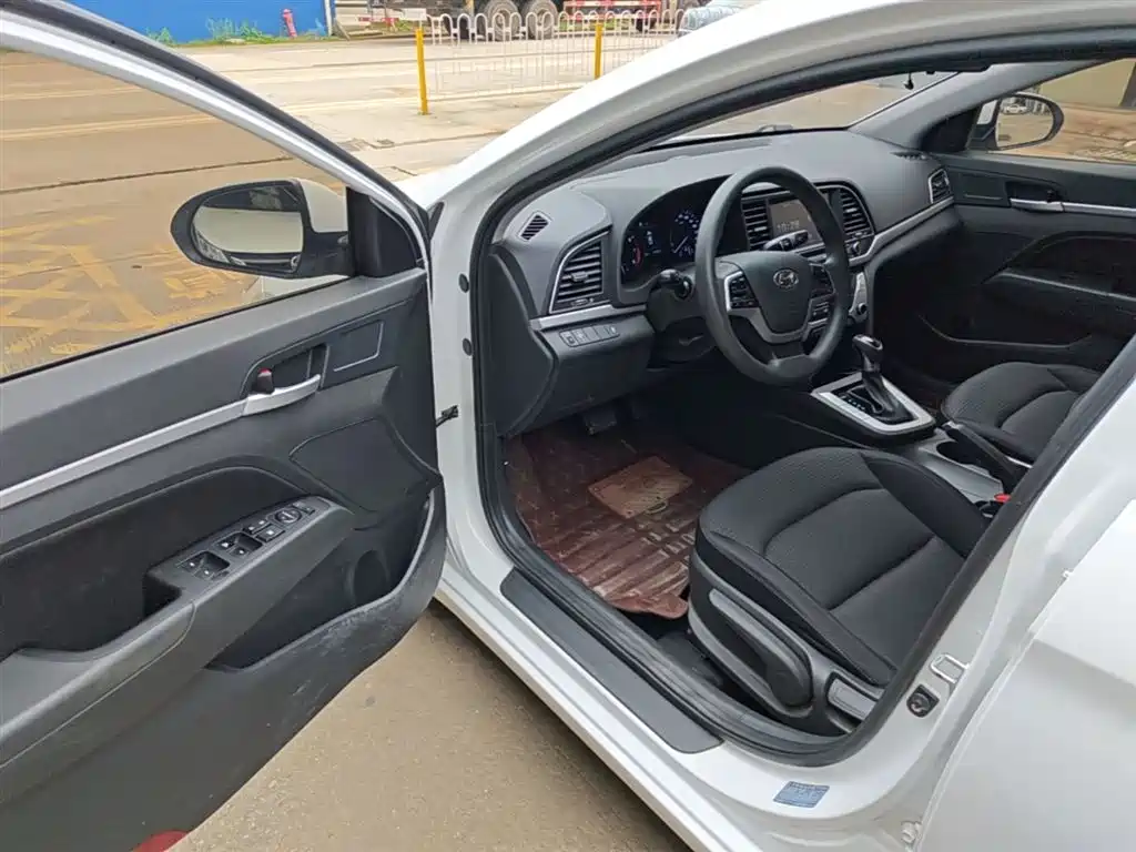 Hyundai Elantra 2019 — фото 16