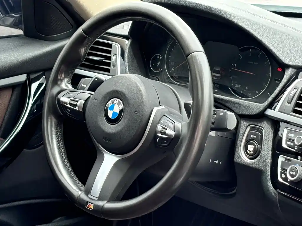 BMW 3 Series 2019 — фото 18