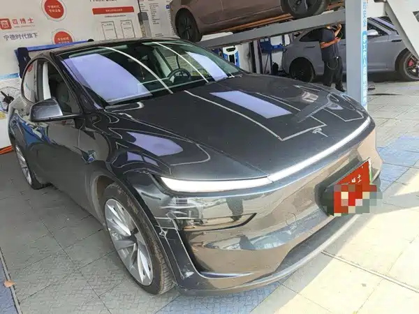 Tesla Model Y 2025