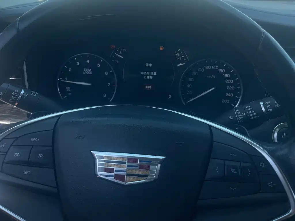 Cadillac XT5 2017 — фото 12
