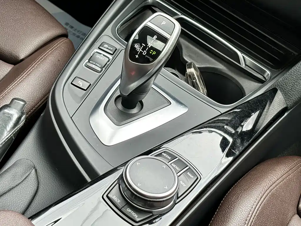 BMW 3 Series 2019 — фото 14