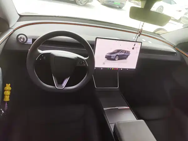 Tesla Model Y 2025