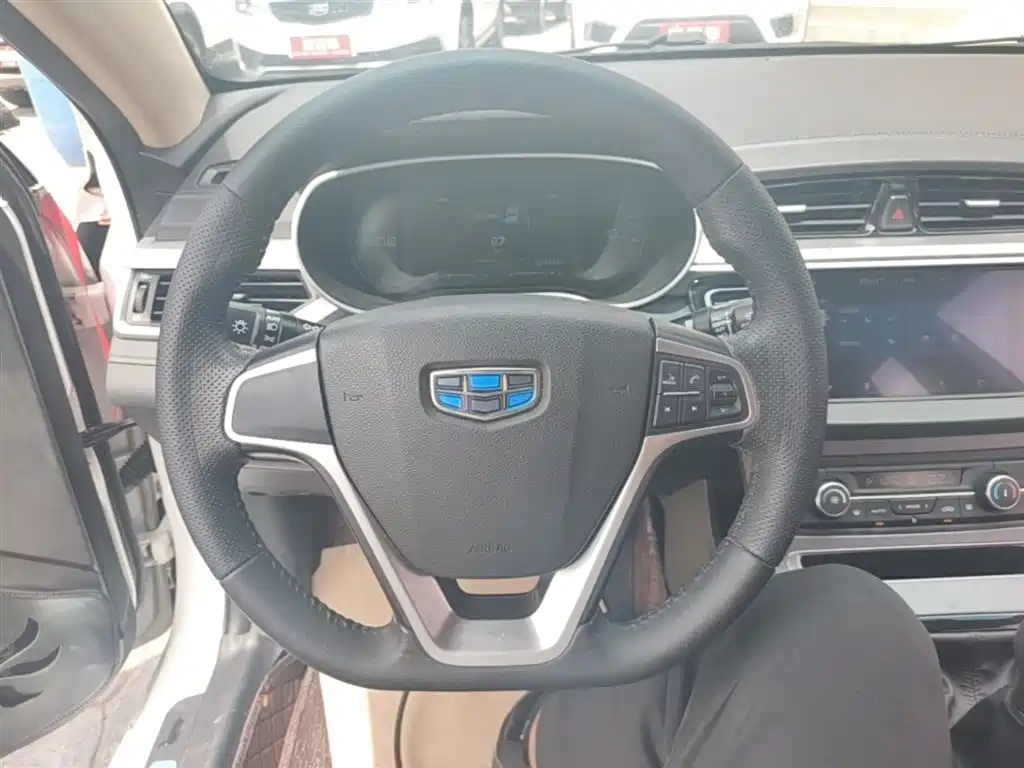 Geely Emgrand 2018 — фото 10
