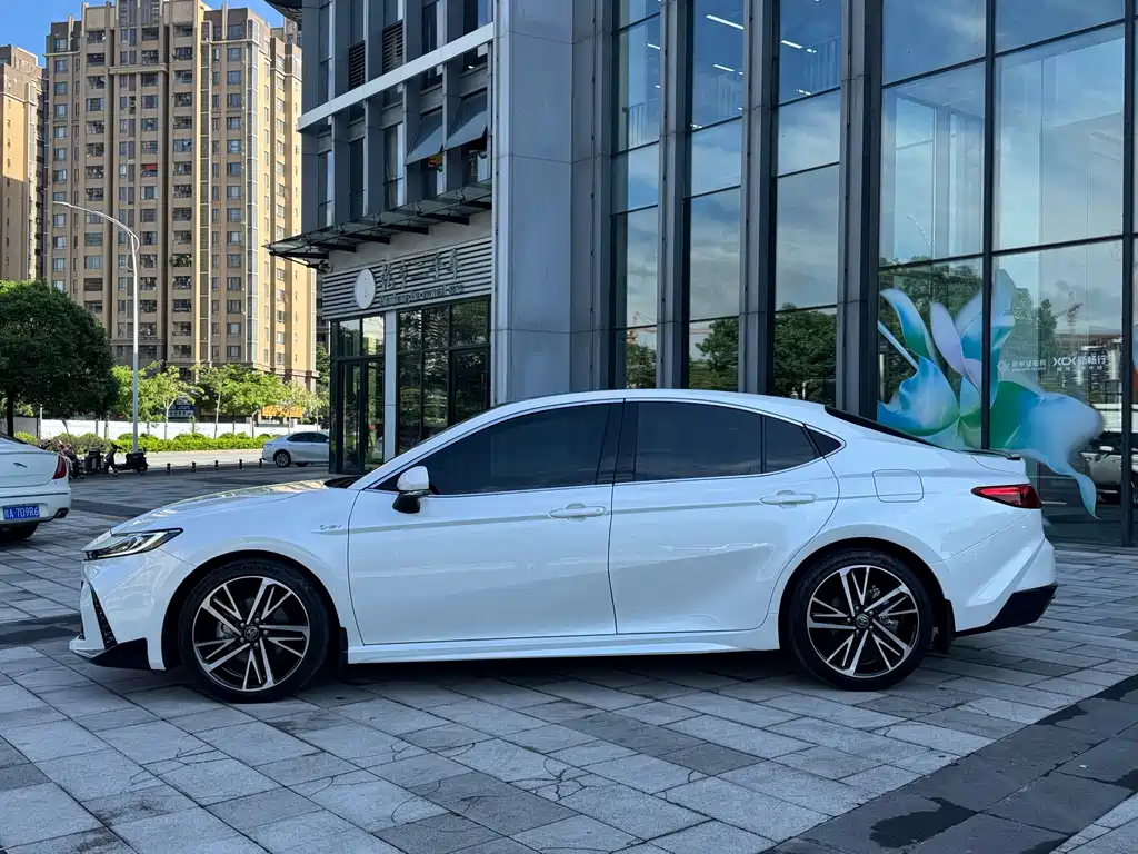 Toyota Camry 2024 — фото 3
