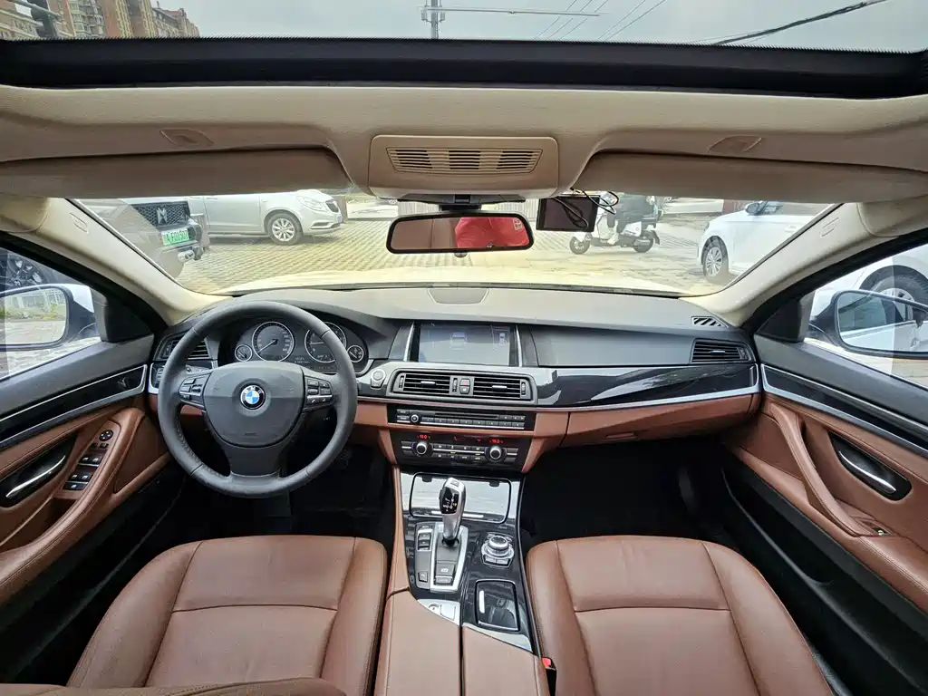 BMW 5 Series 2016 — фото 16