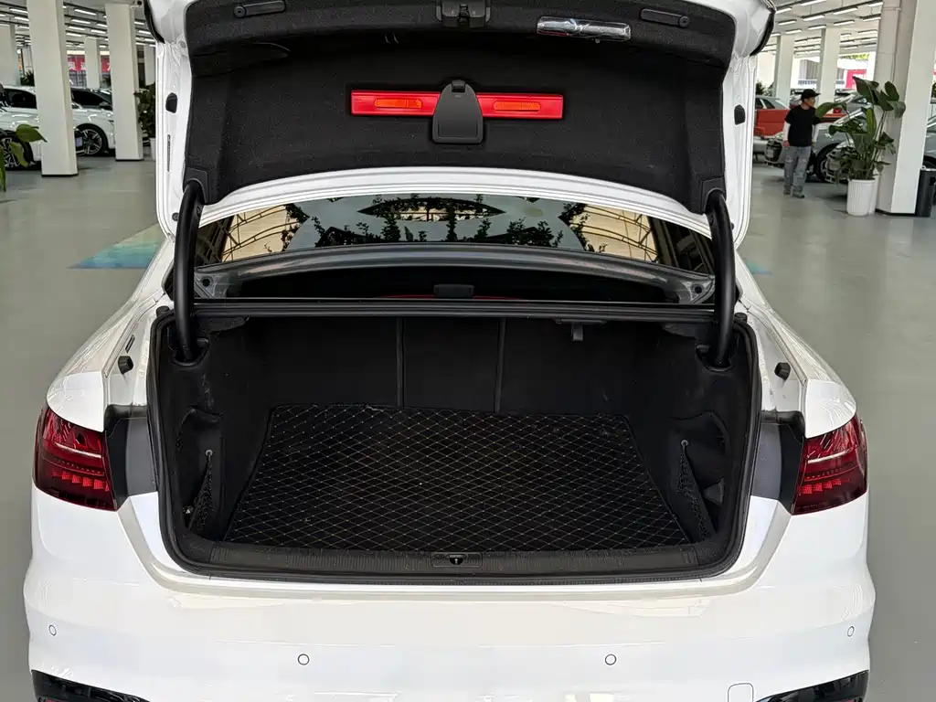 Audi A4L 2023 — фото 12