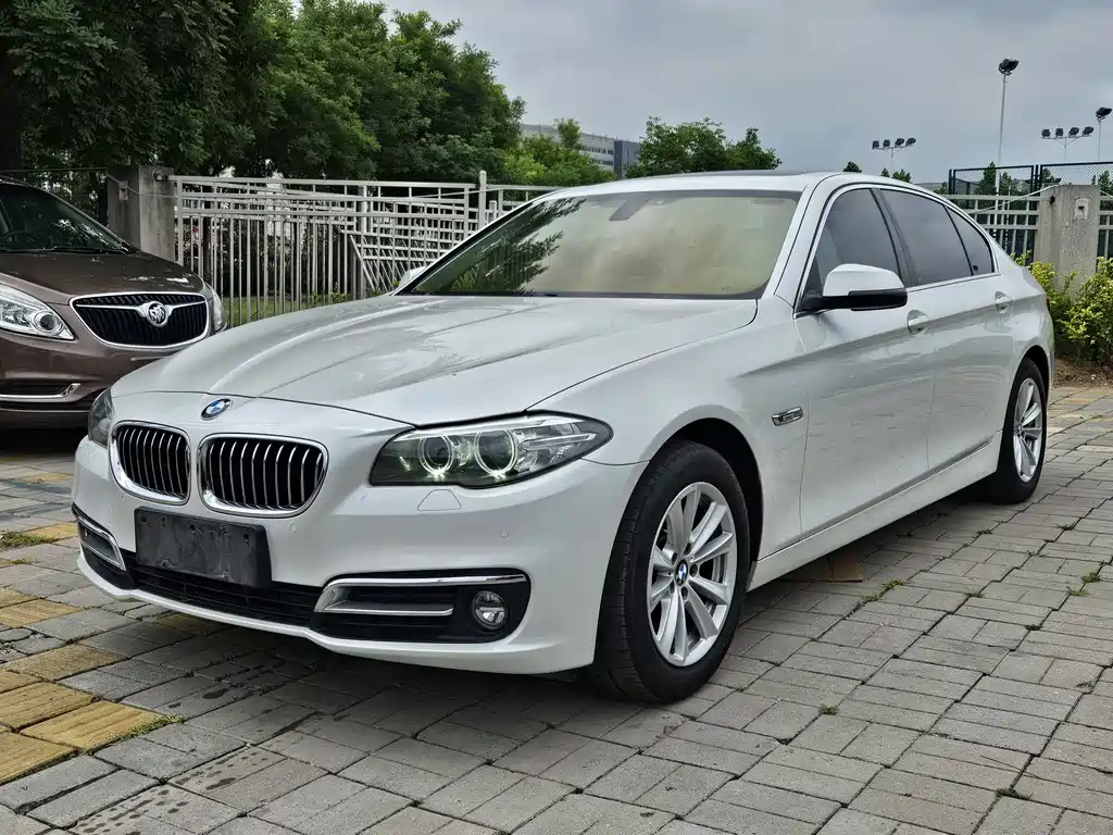 BMW 5 Series 2016 — фото 1