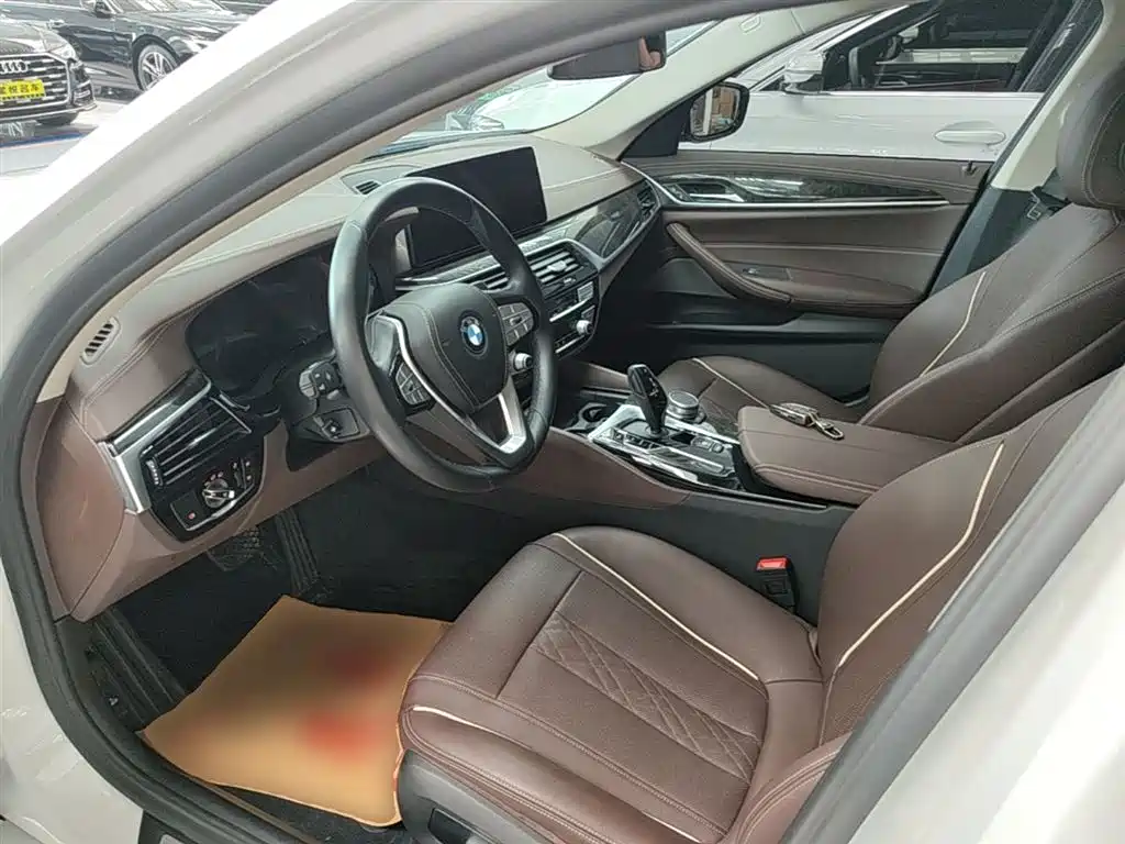 BMW 5 Series 2022 — фото 16