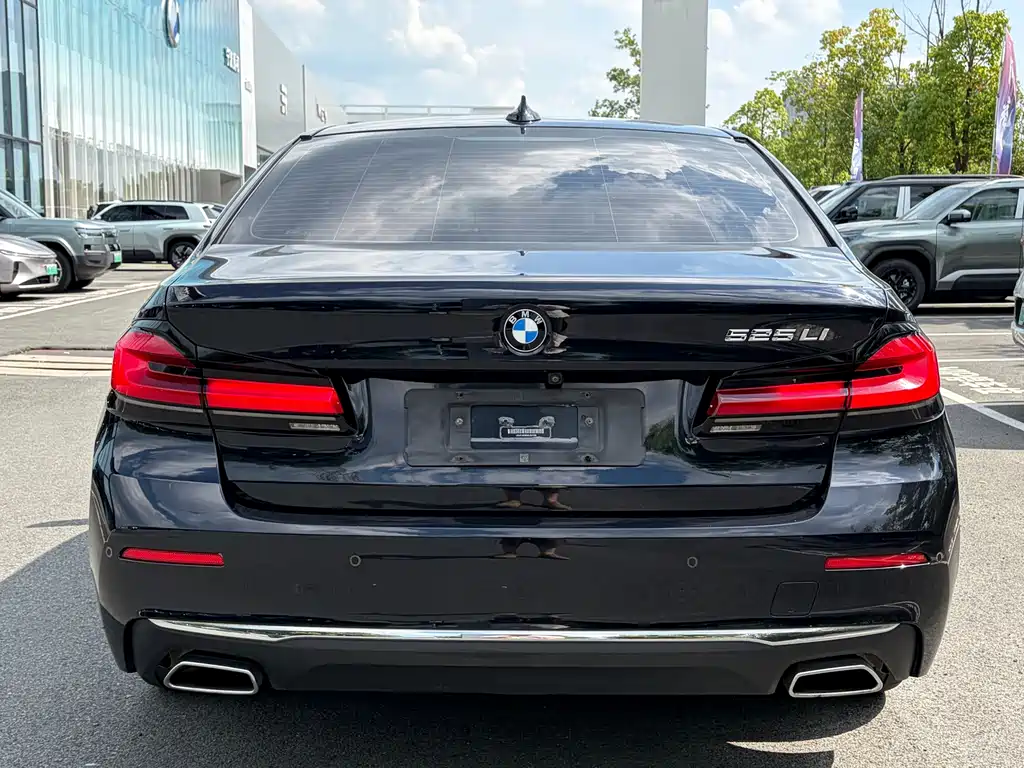 BMW 5 Series 2022 — фото 17