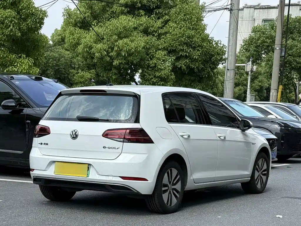 Volkswagen Golf EV 2020 — фото 6