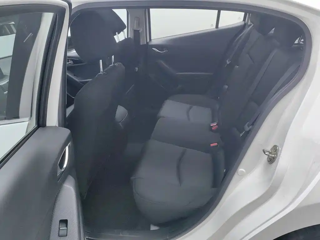 Mazda 3 Axela 2016 — фото 15