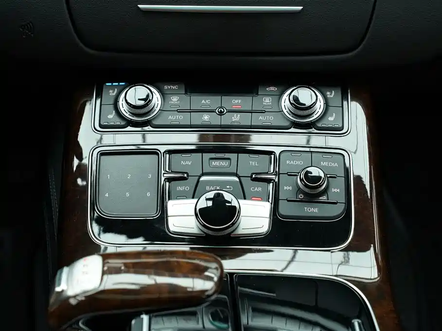 Audi A8 2015 — фото 36
