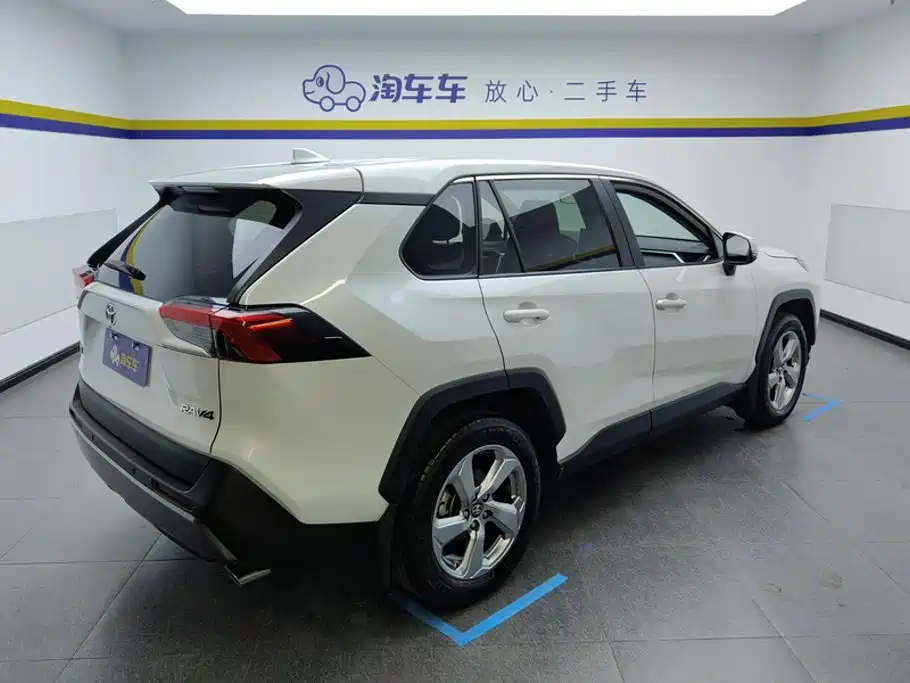 Toyota RAV4 2022 — фото 3