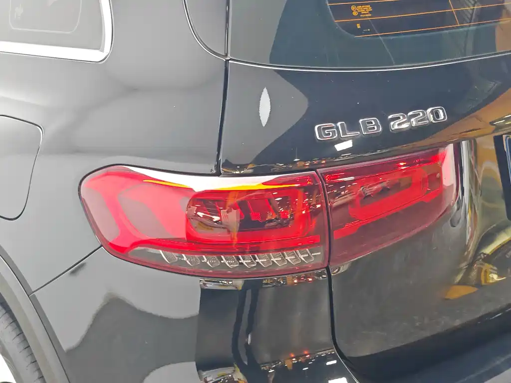 Mercedes-Benz GLB 2023