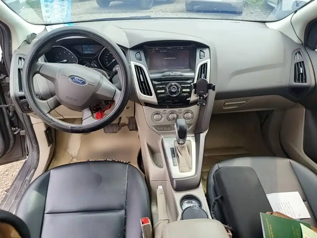 Ford Focus 2014 — фото 10