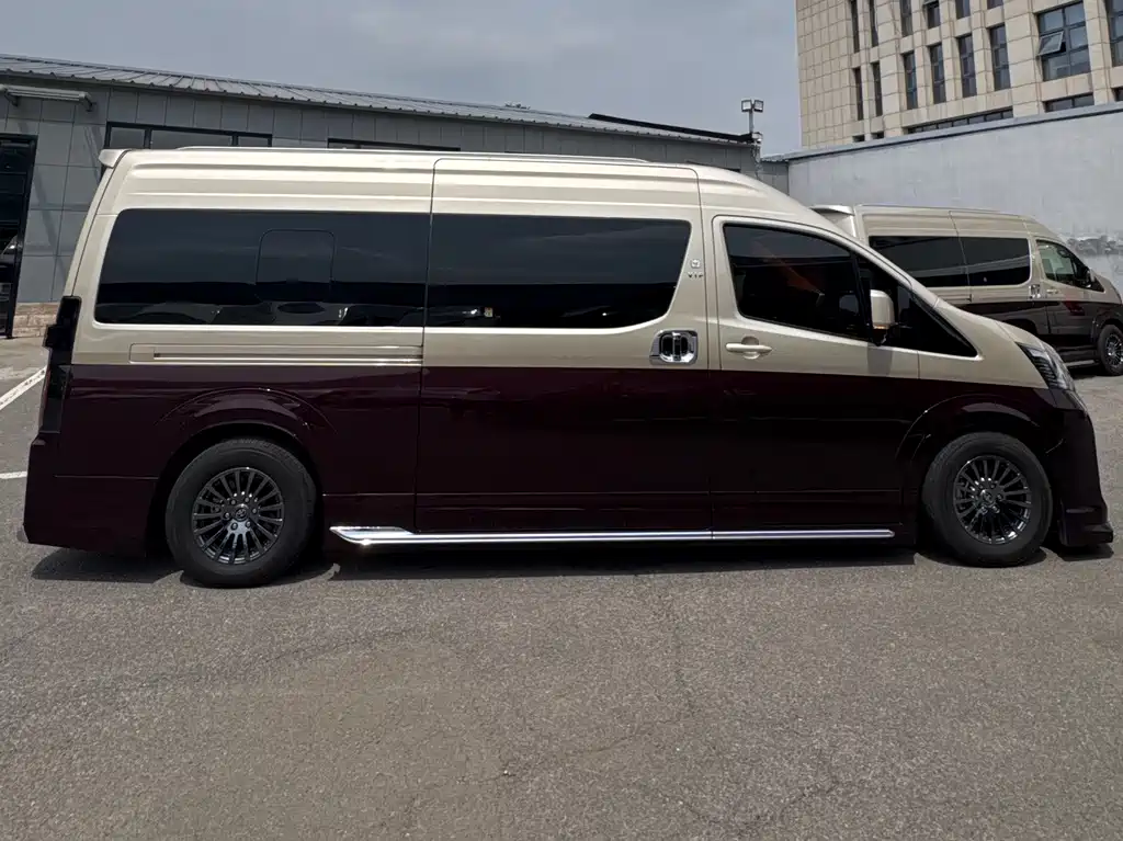 Toyota Hiace 2025 — фото 3