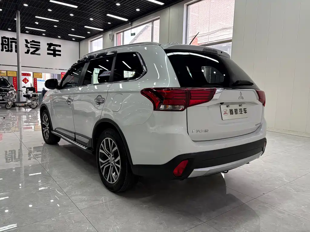 Mitsubishi Outlander 2017 — фото 6