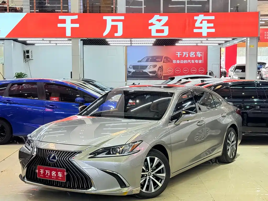 Lexus ES 2020 — фото 1