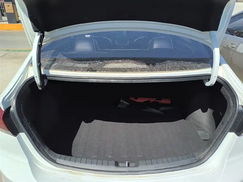 Hyundai Elantra 2018 — фото 19