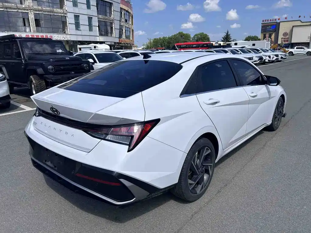 Hyundai Elantra 2023 — фото 12