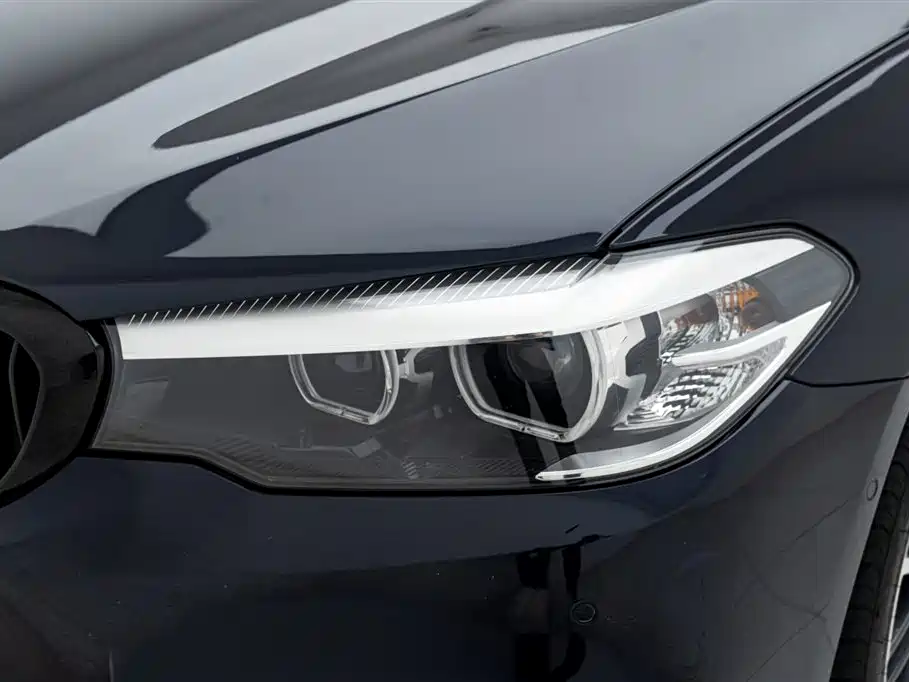 BMW 5 Series 2019 — фото 10