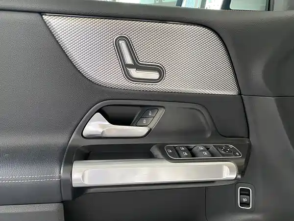 Mercedes-Benz GLB 2023