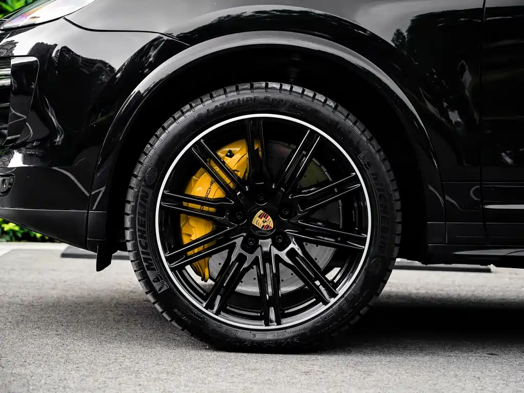 Porsche Cayenne 2017 — фото 15