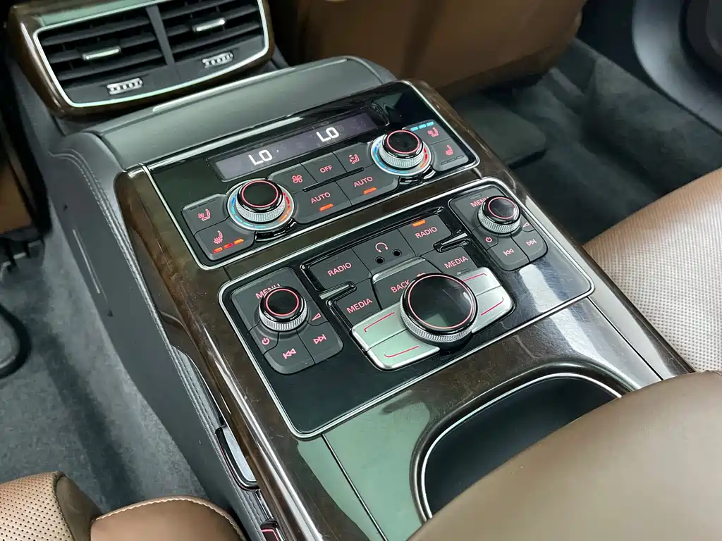 Audi A8 2014 — фото 12