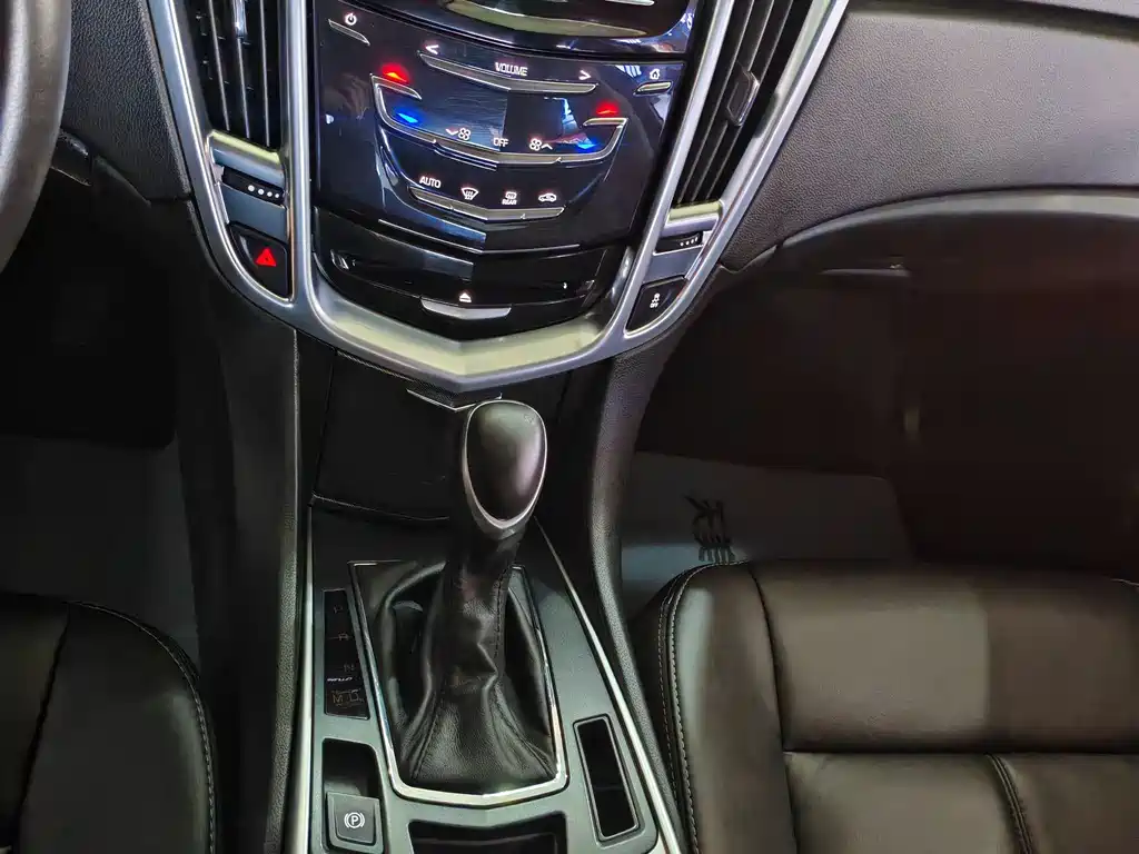 Cadillac SRX 2015 — фото 15